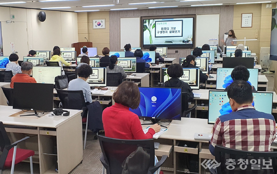 ▲ 충주시의 시민 정보화교육 컴퓨터종합반 수업 모습.