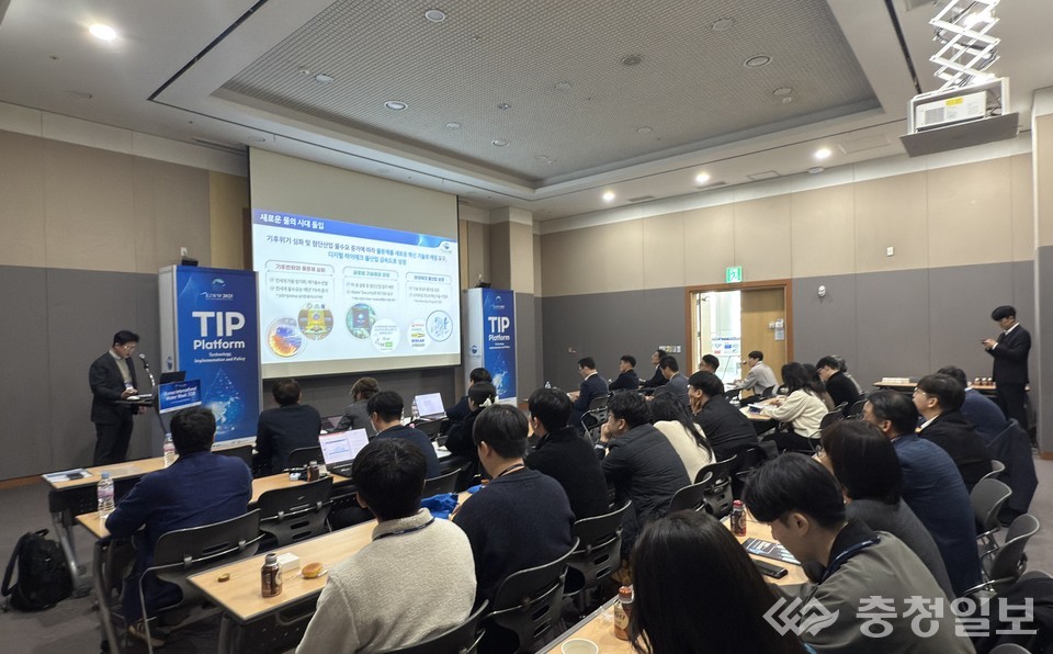 ▲ ‘K-water 민관협력 디지털 물산업 콘퍼런스’에서 참석자들이 워터라운드 기반 AI·디지털 물관리 혁신 사례 발표를 청취하고 있다