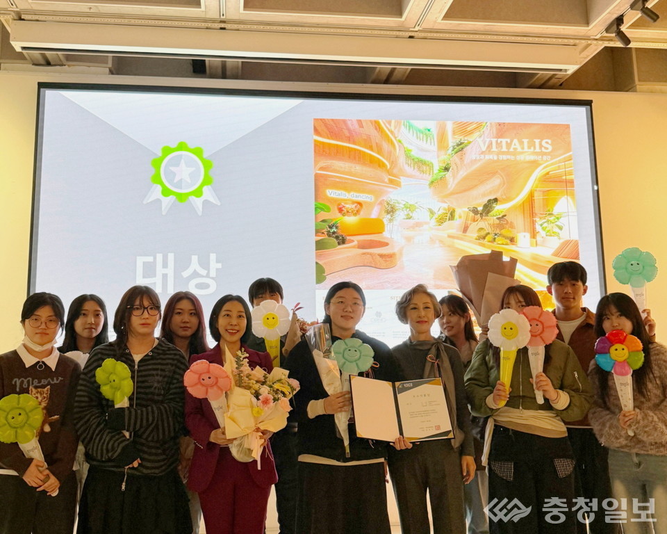 ▲ 국립한밭대학교 산업디자인학과 학생들과 지도 교수진이 ‘2025 국제 대학생 색채공모전’에서 대상 작품 ‘VITALIS, DANCING’의 수상을 기념하며 함께 자리했다. 수상 작품은 색의 흐름과 공간적 리듬을 유기적으로 구현한 창작물로 높은 평가를 받았다