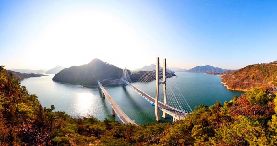 ▲ 충북 제천 청풍경길의 청풍교 가을 전경.