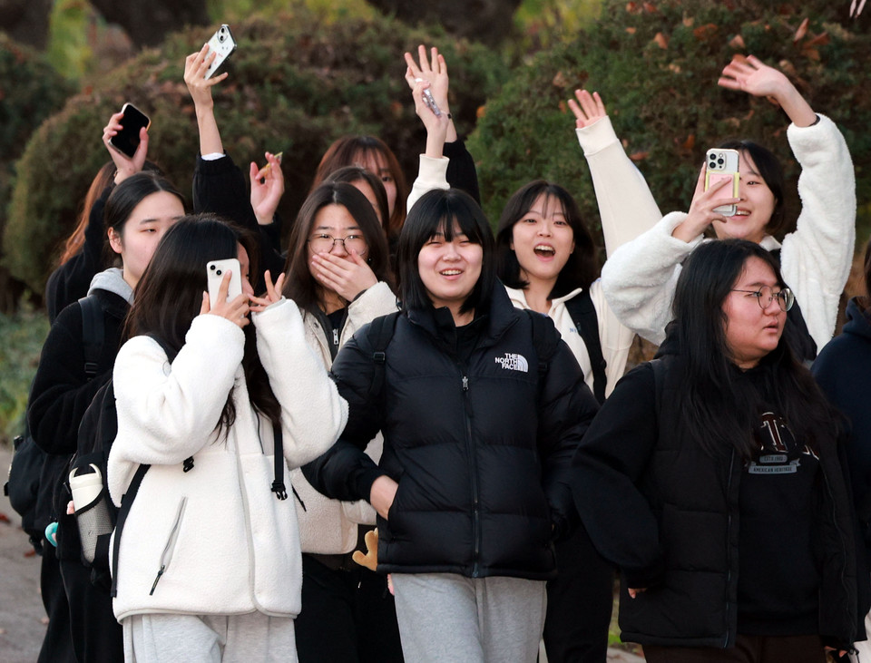 ▲ 2026학년도 대학수학능력시험일인 13일 경기 수원시 팔달구 영복여자고등학교에서 시험을 마친 수험생들이 시험장을 나서고 있다. /연합뉴스