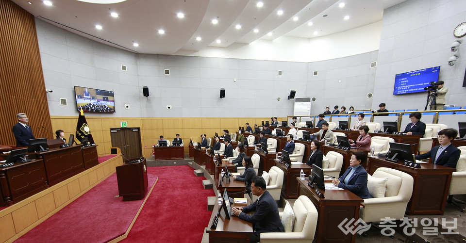 ▲ 293회 2차 정례회 1차 본회의가 13일 열린 가운데, 서구의회 의원들이 주요 현안을 다루며 본회의를 진행하고 있다