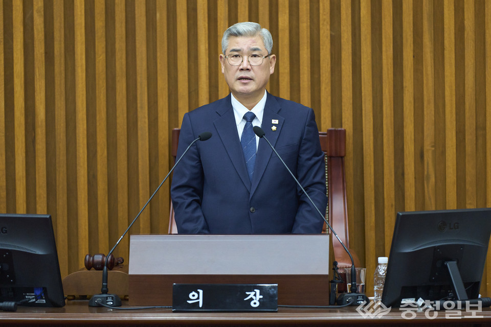 ▲ 조규식 의장이 13일 293회 2차 정례회 1차 본회의에서 개회사를 통해 “구민의 삶을 지키는 예산 심사와 정책 검증에 최선을 다하겠다”고 밝히고 있다