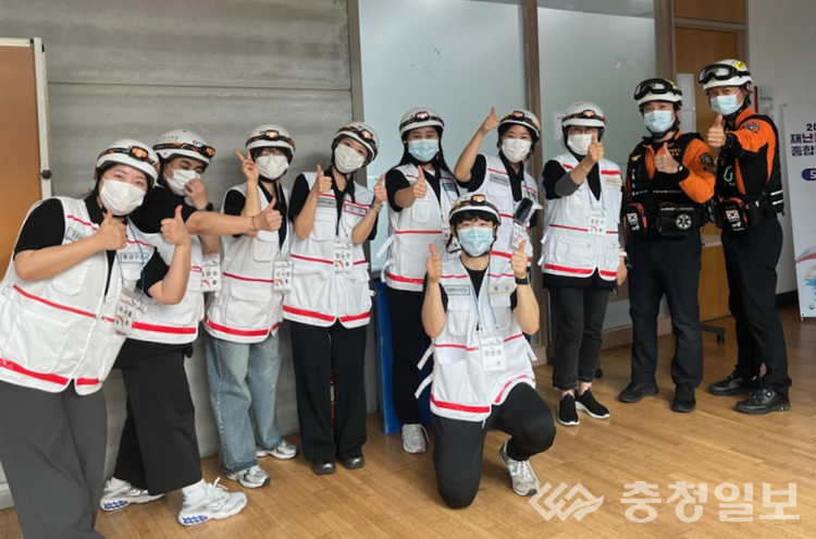▲ 대전시 대표팀이 재난응급의료 종합훈련대회 현장에서 보호장비와 조끼를 착용한 채 엄지손가락을 들어 보이며 훈련 준비를 마친 모습. 보건소 신속대응반과 소방 인력이 함께 참여해 협력 대응 체계를 보여주고 있다