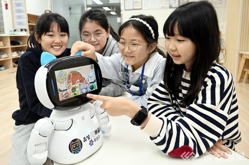 ▲ 유성구의 스마트 돌봄 프로그램 ‘유성아이배움터’에서 어린이들이 AI 교육용 로봇을 활용해 학습 콘텐츠를 체험하고 있다