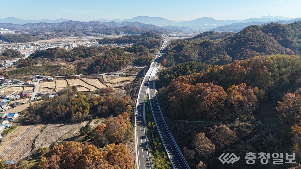 ▲ 충청내륙고속화도로 추가 개통 구간 전경. 충주시 주덕읍 신양리 일원에 위치한 마치교 부근 모습이 항공 촬영으로 담겨 있다. 신규 개통된 본선이 내륙 산지 사이를 가로지르며 이어지는 장면이 선명하게 보인다