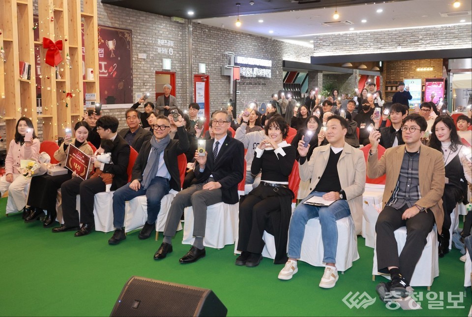 ▲ 콘·스타 어워즈 2025 참석자들이 휴대전화 플래시를 밝히며 무대를 응원하고 있다