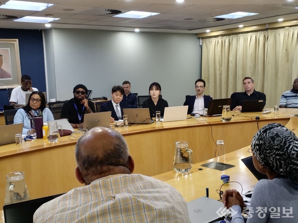 ▲ 프리토리아에서 열린 ‘가상자산 관련 범죄 대응 국제 워크숍’ 참가자들이 토론을 이어가고 있다. 회의실에는 각국 세무·관세 기관 관계자가 모여 가상자산 범죄 추적 방식과 국제 협력 방안을 논의하는 모습이 담겼다