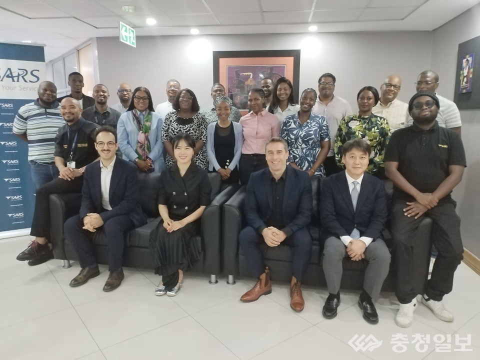 ▲ ‘가상자산 관련 범죄 대응 국제 워크숍’ 참가자들이 교육 프로그램을 마친 뒤 함께 모여 기념사진을 남기고 있다. 사진 앞줄 왼쪽 두 번째부터 전유진 관세행정관, 한 칸 건너 박동철 사무관