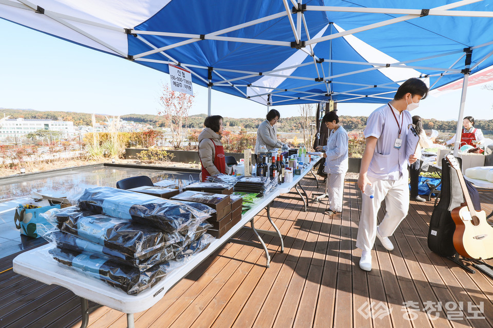 ▲ 유성선병원 옥상 정원에 마련된 바자회 판매 부스에서 직원과 내원객들이 의류·생활용품 등을 살펴보고 있다. 병원이 준비한 다양한 나눔 품목이 진열돼 행사 분위기를 더욱 풍성하게 만들었다