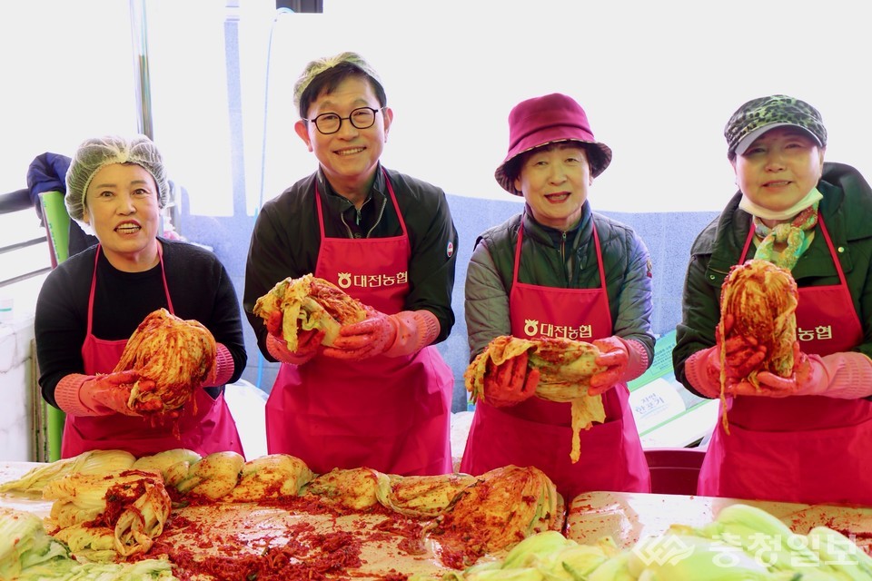 ▲ 대전농협이 진행한 ‘농심천심 2025 사랑의 김장김치 나눔행사’에서 봉사자들이 직접 버무린 김장을 들고 환한 미소를 짓고 있다. 지역 이웃에게 전달될 따뜻한 마음이 김장 속에 고스란히 담겼다. 왼쪽에서 두 번째 김영훈 대전본부장