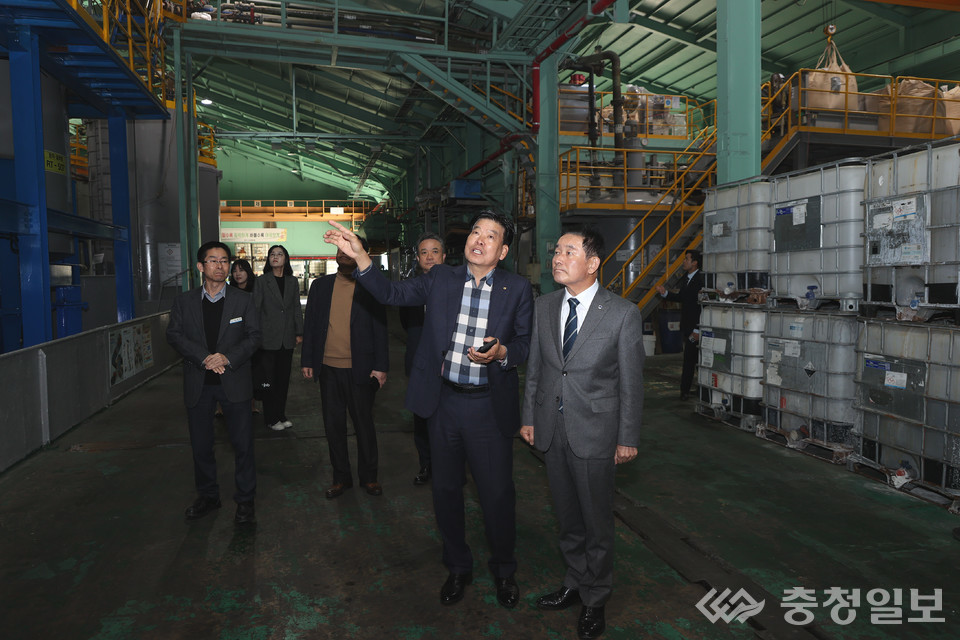 ▲ 송기섭 충북 진천군수가 지난 14일 ㈜수정케미칼을 방문해 장수정 대표 등 기업 관계자들로부터 애로·건의사항을 청취하고 있다.