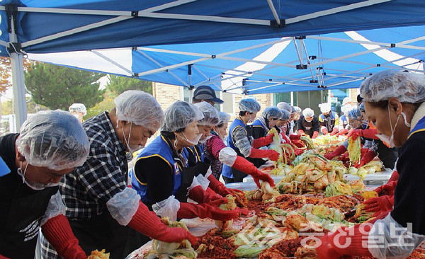 ▲ 충북 진천군 장애인복지관과 ㈜ATS글로벌 관계자 등이 지난 14일 사랑의 김장김치을 담그고 있다.
