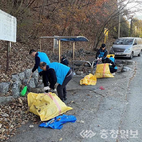 ▲ 충북 진천군 상하수도사업소 직원들이 15일 지역의 한 약수터에서 환경정비 활동을 벌이고 있다.