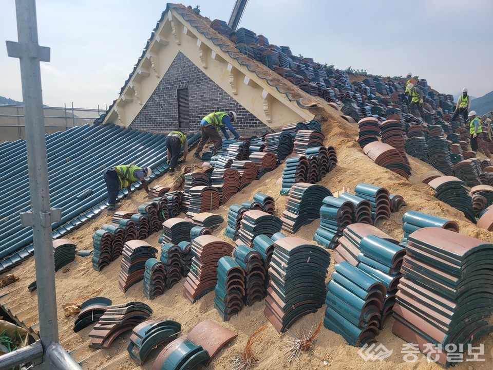 ▲ 대전현충원 현충문 지붕에서 작업자들이 노후 기와를 걷어내고 새 기와를 올리는 공정을 진행하고 있다
