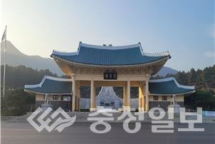 ▲ 대전현충원 현충문이 노후 기와 전면 교체 공사를 마치고 새 지붕을 갖춘 모습으로 서 있다