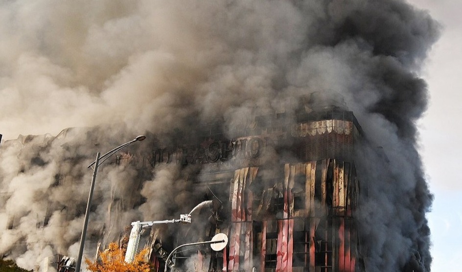 ▲ 15일 오전 충남 천안시 동남구 풍세면 이랜드패션 물류센터에서 불이 나 검은 연기가 치솟고 있다. /연합뉴스