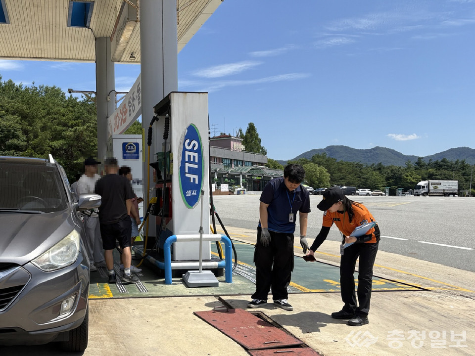 ▲ 영동소방서 직원들이 지역 내 셀프주유소를 방문해 안전관리 실태점검을 실시하고 있다.