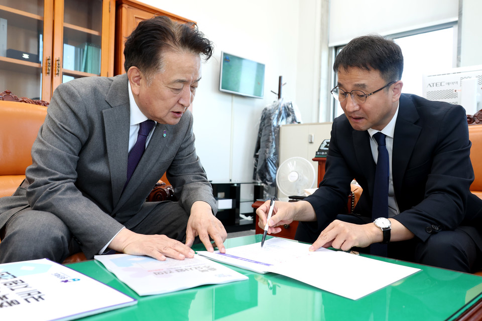 ▲ 김영환 충북도지사(왼쪽)가 지난 14일 한병도 국회 예산결산특별위원장에게 지역 현안 사업을 설명하고 있다.