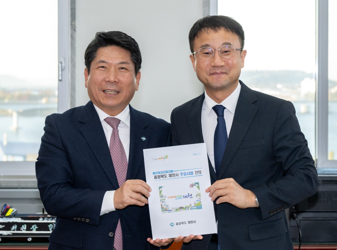 ▲ 지난 14일 김창규 시장이 한병도 국회 예결특위원장(오른쪽)을 만나 제천시 주요현안 사업 설명과 함께 예산 반영을 요청하고 있다. 사진=제천시제공