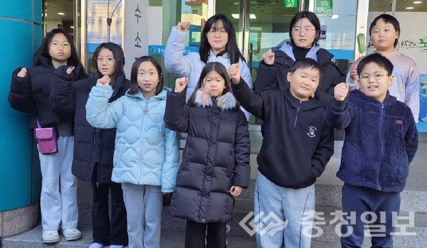 ▲ 48회 충북교육감배 학생수영대회에서 뛰어난 성과를 거둔 대소초 수영부 학생들이 기념촬영을 하고 있다.