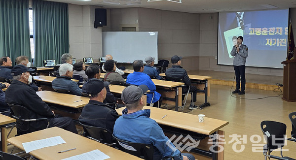 ▲ 충북 진천경찰서 관계자가 17일 진천군 노인복지관에서 어르신들을 대상으로 ‘찾아가는 교통안전교육’을 진행하고 있다.
