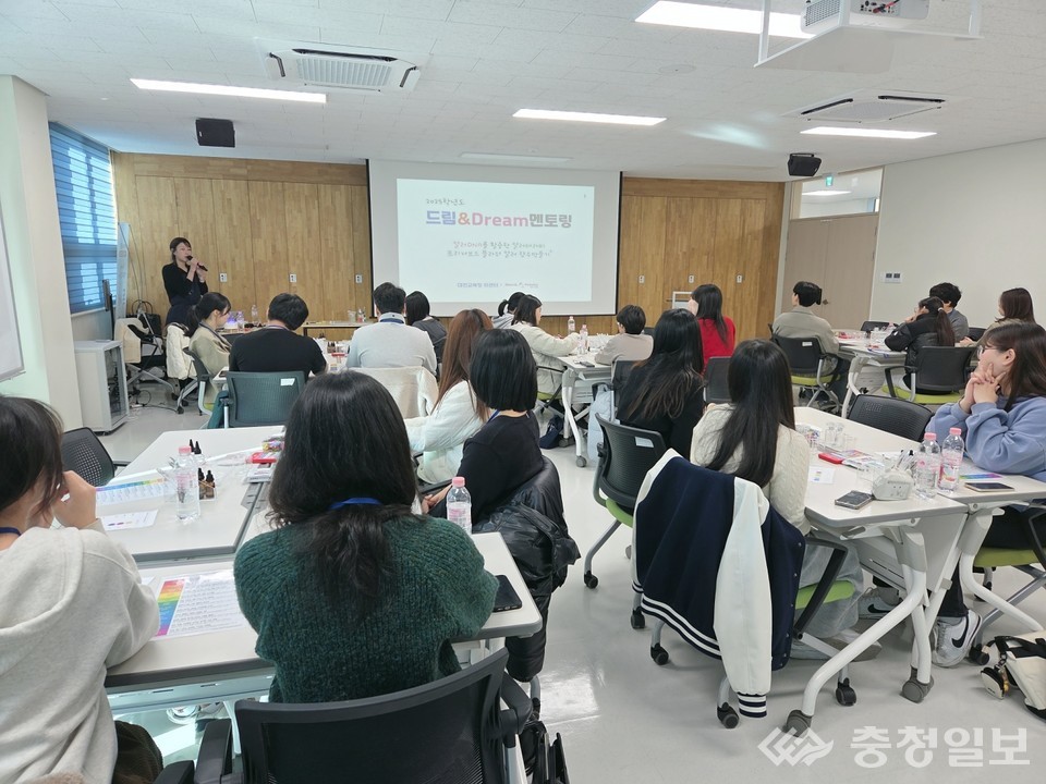 ▲ 드림&Dream 멘토링 3차 집단활동에서 대학생 멘토와 고등학생 멘티들이 성격유형 분석과 아로마 향 체험을 함께하며 관계 형성과 정서 이해 프로그램을 진행하고 있는 모습