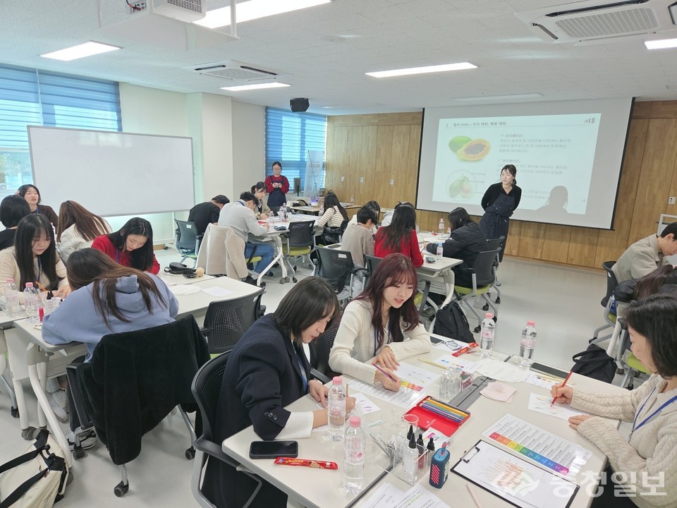 ▲ 색채 성향 분석과 아로마 향 제작 활동에 집중하며 감정 이해와 관계 형성을 체험하고 있는 모습