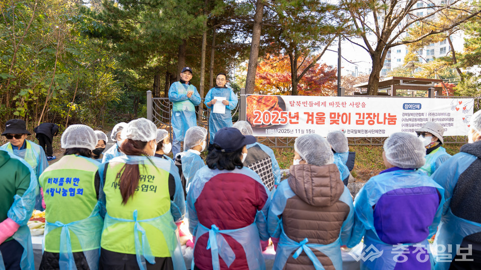 ▲ 김장나눔 행사 현장에서 무대 왼쪽에 선 이영철 전국탈북민봉사단체연합회 상임대표가 참여자들에게 인사를 전하고 있다