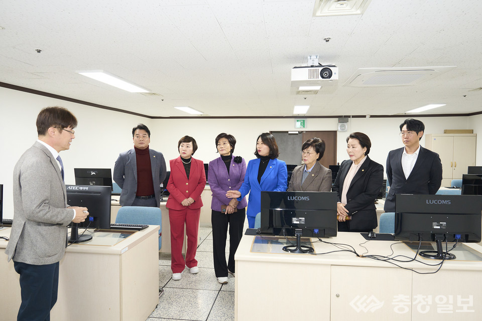 ▲ 행정사무감사 기간에 대전 서구의회 행정자치위원회가 정보화교육장을 찾아 운영 실태를 직접 청취하며 교육 환경 개선 필요성을 살펴보고 있다