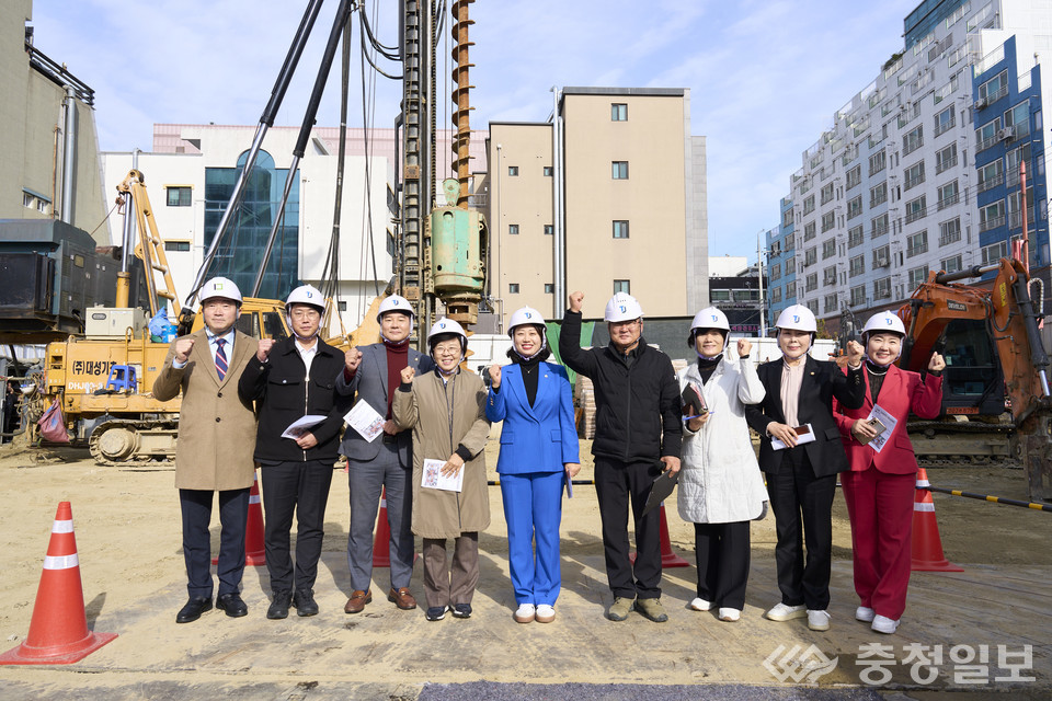 ▲ 대전 서구의회 행정자치위원회가 괴정동 국민체육센터 건립 공사 현장을 찾아 공정 진행 상황과 안전 조치를 직접 확인하며 관계자들과 현장 점검을 진행하고 있다