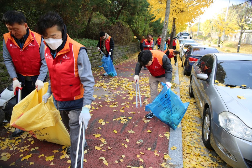 ▲ SK하이닉스 구성원들과 청주시 흥덕구청 직원들이 17일 솔밭공원과 인근 도로변에서 환경정화 활동을 하고 있다.