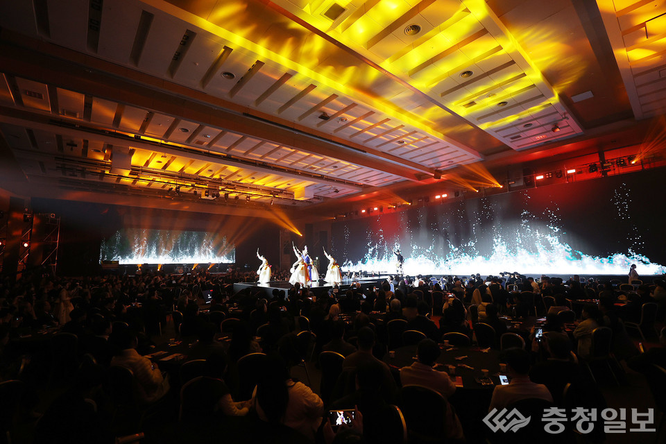 ▲ 과학기술을 입은 예술가들이 무대 위에서 전통과 미래를 잇는 오프닝 퍼포먼스를 펼치며 G·Artience 2025의 막을 올리고 있다