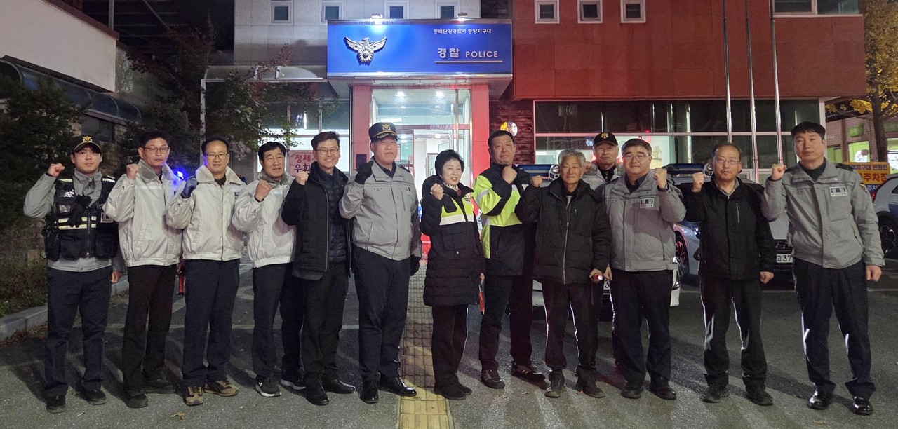 ▲단양경찰서와 유관기관, 협력단체가 청소년 비행 예방 합동 순찰을 마치고 중앙지구대 앞에서 사진촬영을 하고 있다. 사진=단양경찰서제공