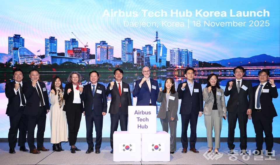 ▲ 대전에서 출범한 ‘에어버스 테크 허브 코리아’ 행사에서 참석자들이 글로벌 항공우주 연구거점 조성 의지를 함께 밝히며 단상 앞에서 기념 포즈를 취하고 있다.