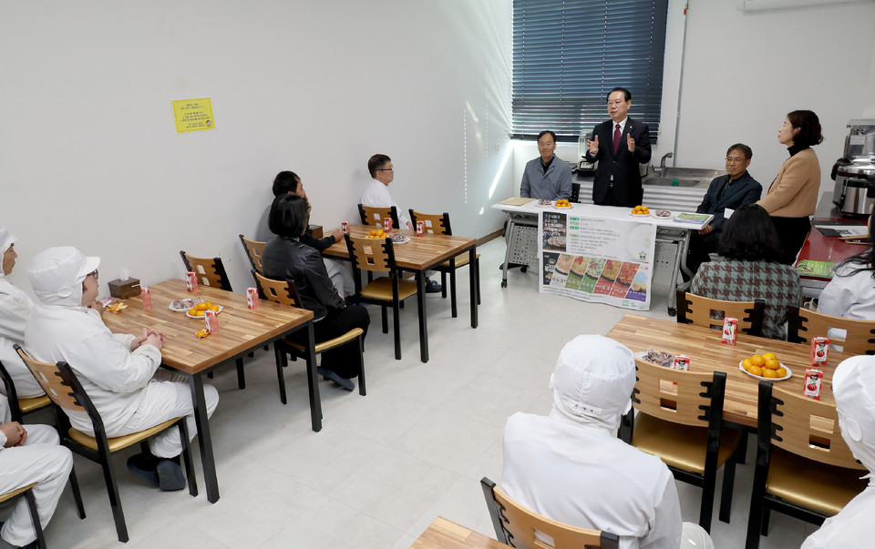 ▲ 송인헌 충북 괴산군수가 18일 기업인과의 소통 강화 위해 기업현장간담회에 참석해 기업인들의 애로사항을 청취하고있다.