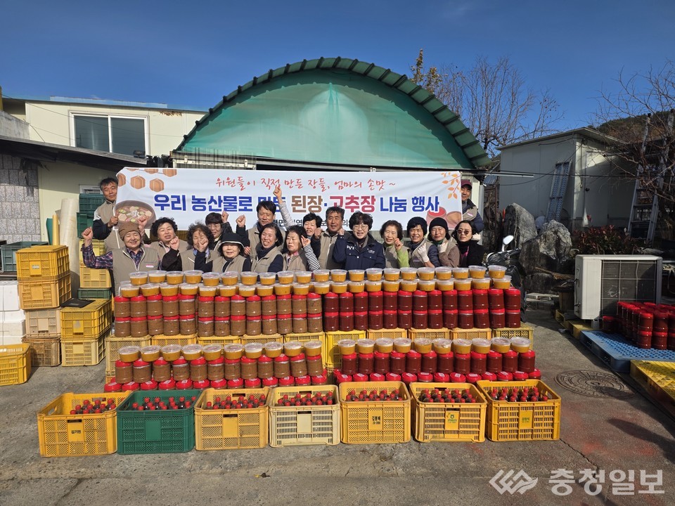 ▲ 추풍령면 지역사회보장협의체가 지난 17일 지역 취약계층을 위한 ‘사랑의 된장·간장·고추장 나눔 행사’를 열었다.