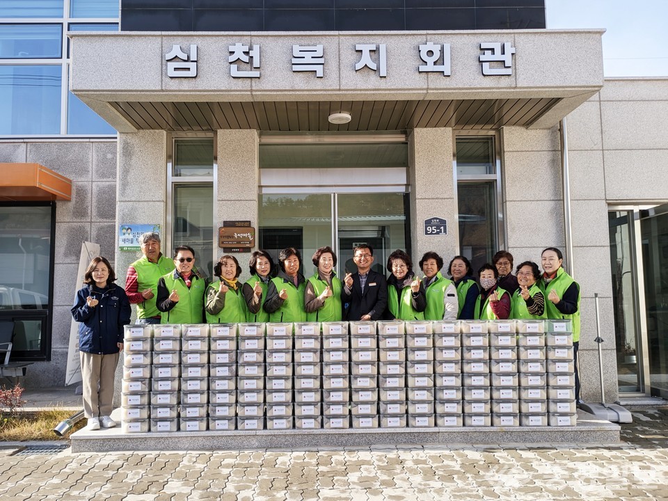 ▲ 심천면 지역사회보장협의체가 지역의 저소득 주민들에게 사골곰탕과 돼지불고기가 담긴 먹거리 꾸러미를 전달했다.