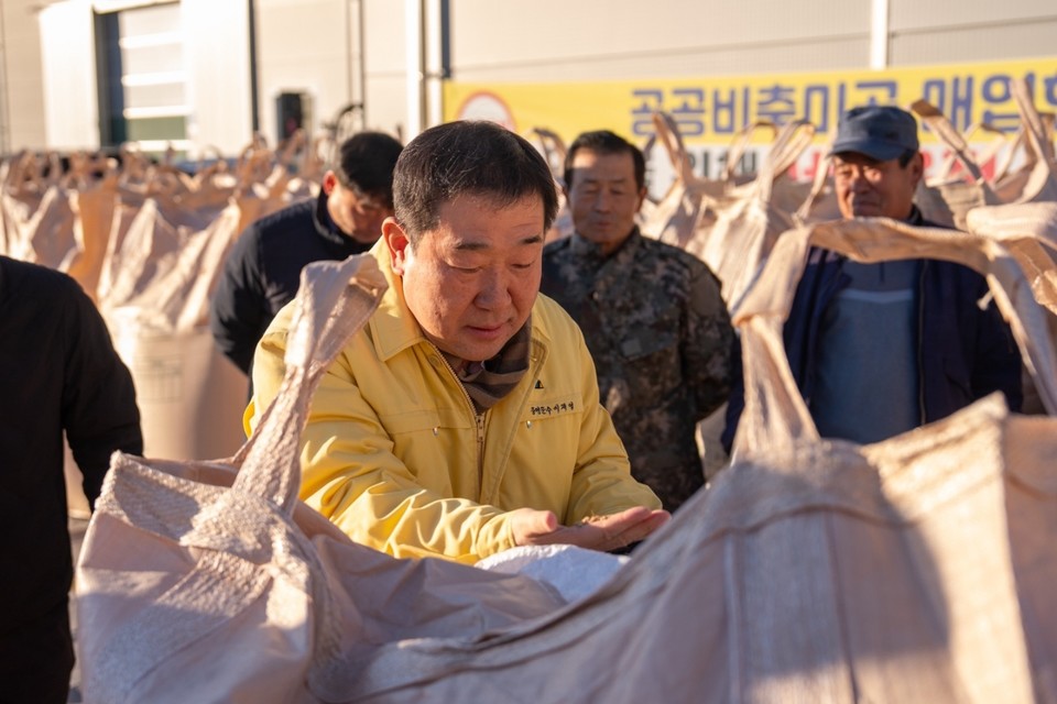 ▲ 이재영 증평군수가 18일 2025년산 공공비축미곡 포대벼(건조벼)를 둘러보고있다.