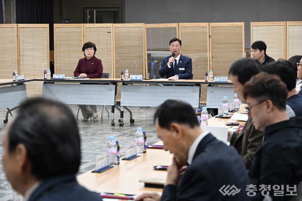 ▲ 김제선 중구청장이 16회 대전효문화뿌리축제 평가 보고회에서 축제 성과와 향후 발전 방향을 논의하며 관계자들과 의견을 나누고 있다