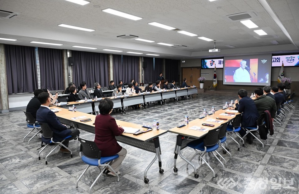 ▲ 대전효문화뿌리축제 평가 보고회 참석자들이 축제 주요 장면과 성과 영상을 시청하며 향후 발전 방향을 논의하고 있다