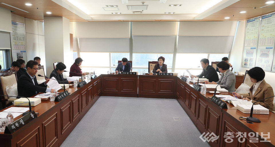 ▲ 대전 동구의회 오관영 의장(정면 오른쪽)이 전체의원 간담회를 주재하며 290회 정례회 의사일정을 논의하고 있다. 각 상임위원장이 질의자료를 검토하며 회의가 진행되는 모습