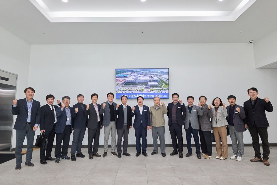 ▲ 　오세현 시장이 지역 주요 첨단기업인 하나마이크론을 방문,기념하고 있다.