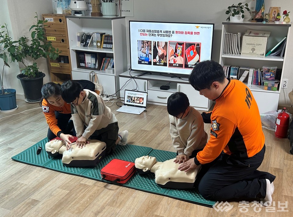 ▲ 심사평가원 대전충청본부와 서부소방서가 아동복지시설에서 어린이 대상 심폐소생술 실습 교육을 진행하고 있다