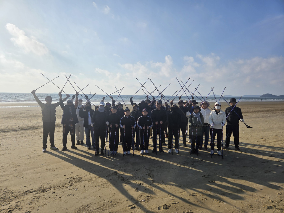 ▲ 태안도서관이 지난 16일 태안 기지포 일원에서 지역주민 25명이 참여한  ‘노르딕 워킹 체험’ 프로그램을 진행하고 있다.