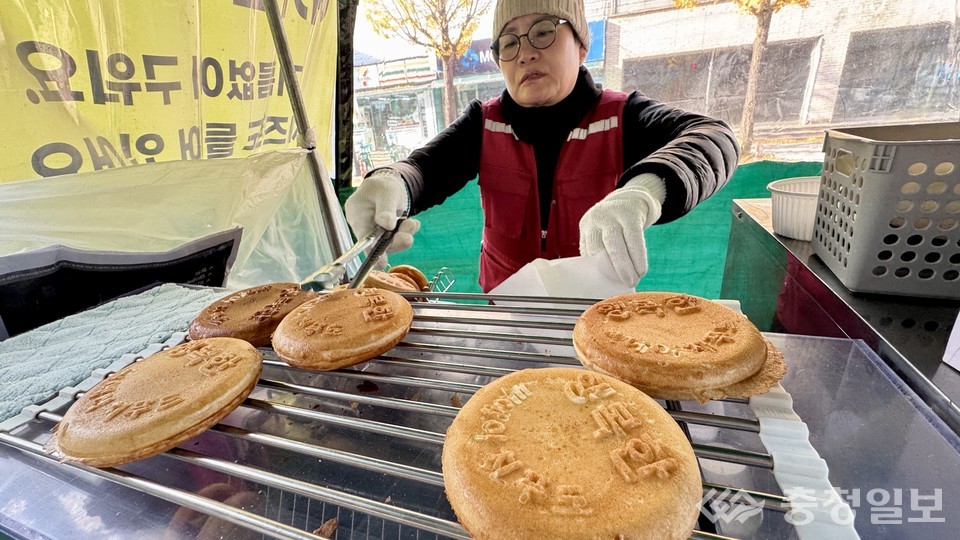 청주 지역 최저 기온이 영하 1도까지 내려가며 쌀쌀한 날씨를 보인 18일 충북 청주시 흥덕구의 길거리에서 한 상인이 호떡을 굽고 있다. 