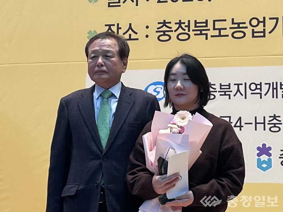 ▲  충주시4-H회 라송희 회원이 18일 충북농업기술원에서 열린 '46회 충북 4-H대상' 시상식에서 영농기술 개발 부문 지덕노체상(헌신상)을, 수상하고 있다.