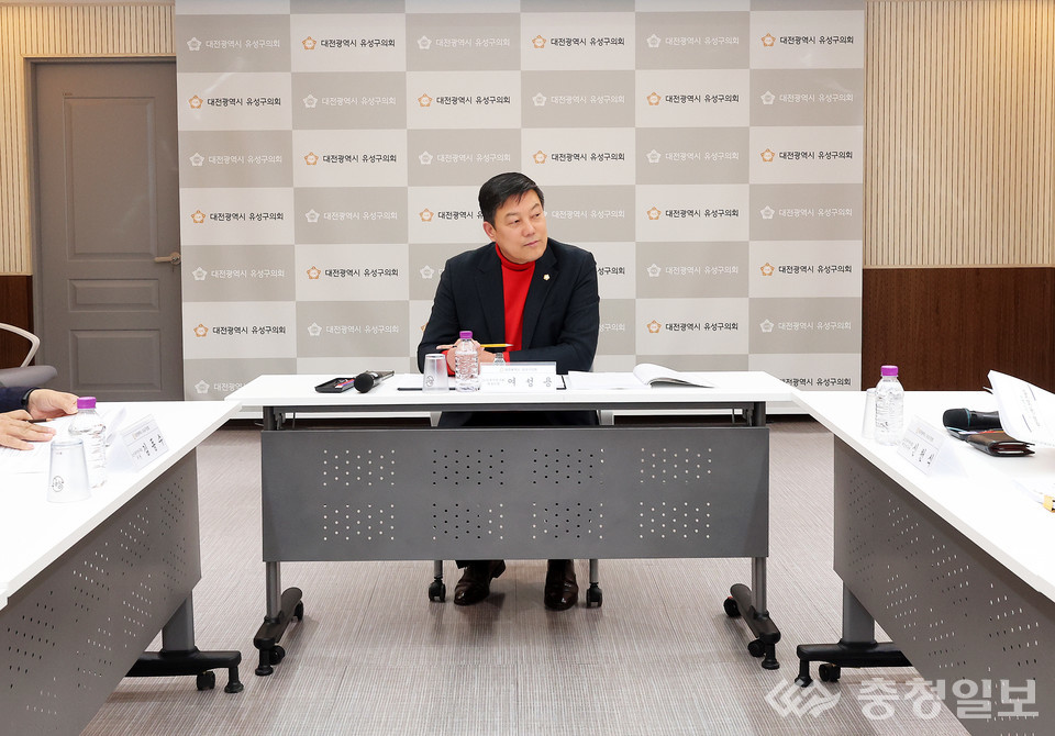 ▲ 여성용 부의장이 혜윰실에서 열린 노인복지 연구회 정책연구용역 최종보고회에서 연구 내용을 점검하며 회의를 주재하고 있는 모습