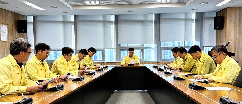 ▲ 이용선 총괄본부장(가운데)이 충북농협 축산사업단 등 주요 부서장들과 긴급 방역 대책 회의를 하고 있다.