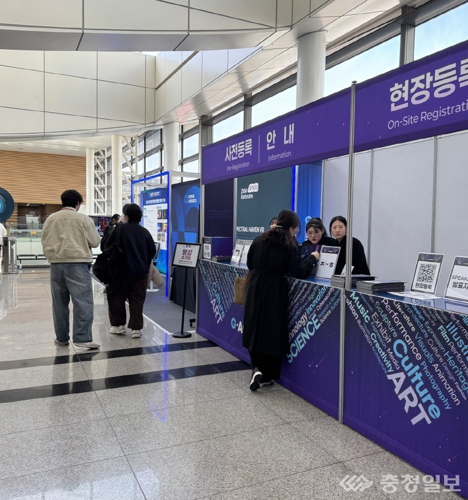 ▲ ‘2025 미래내일 청년 일경험 지원사업(인턴형)’으로 ㈜맥앤윕에서 인턴십을 수행하고 있는 청년들의 현장 실무 활동 모습